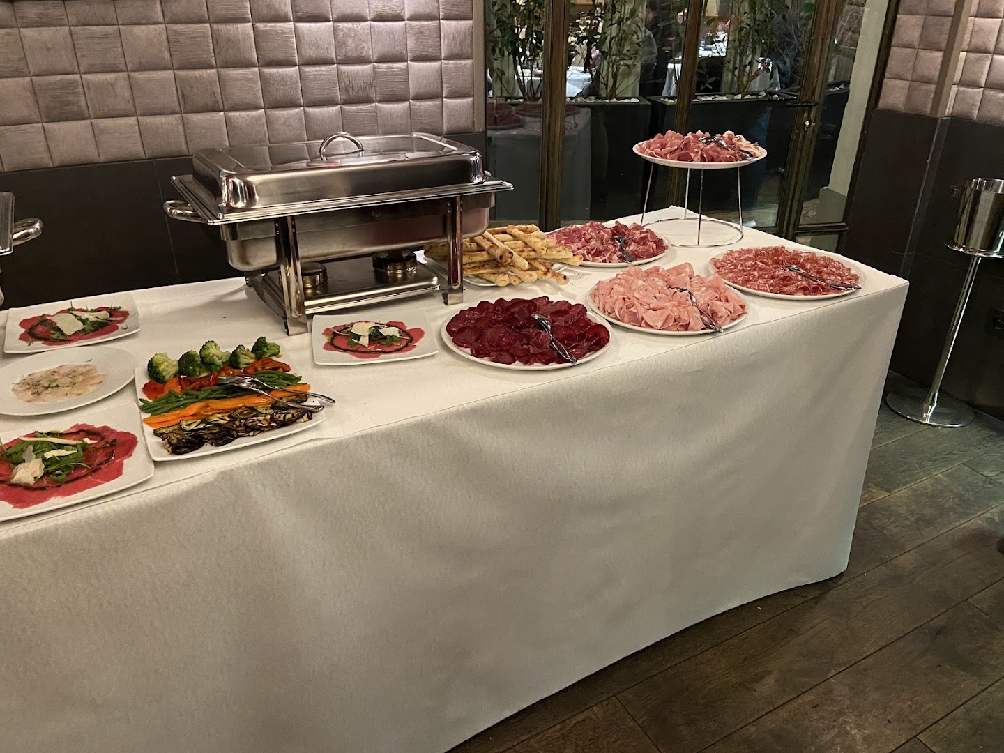 Le buffet intérieur avec charcuteries, légumes et plats chauds