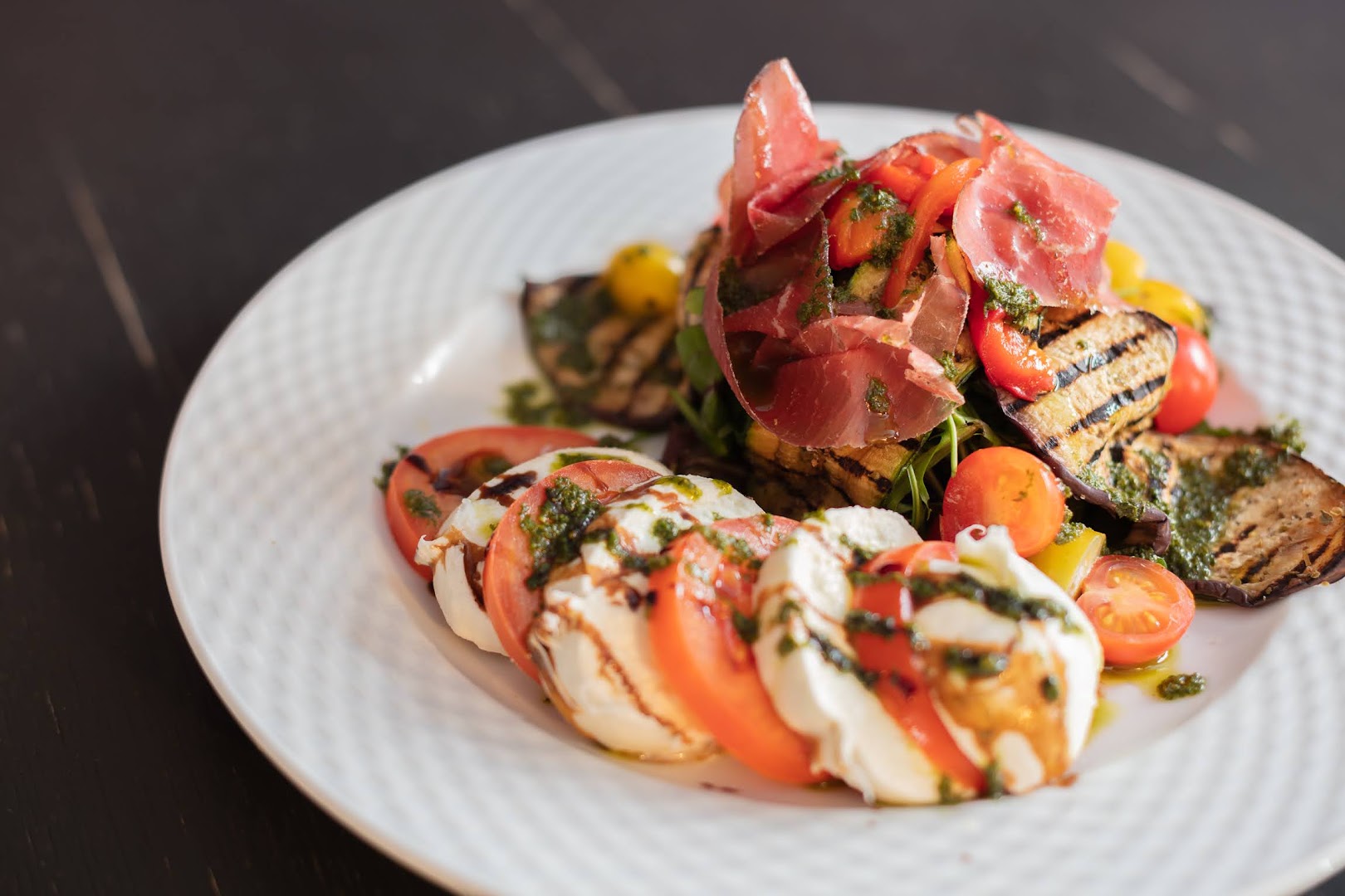 Une assiette d’antipasti avec tomates, fromages, légumes et charcuterie