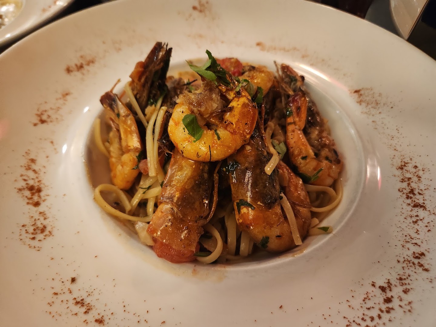 Des pâtes en sauce garnies de crevettes