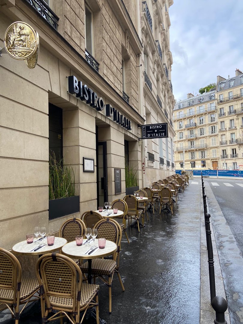 La façade du Bistro d’italie et sa terrasse vide