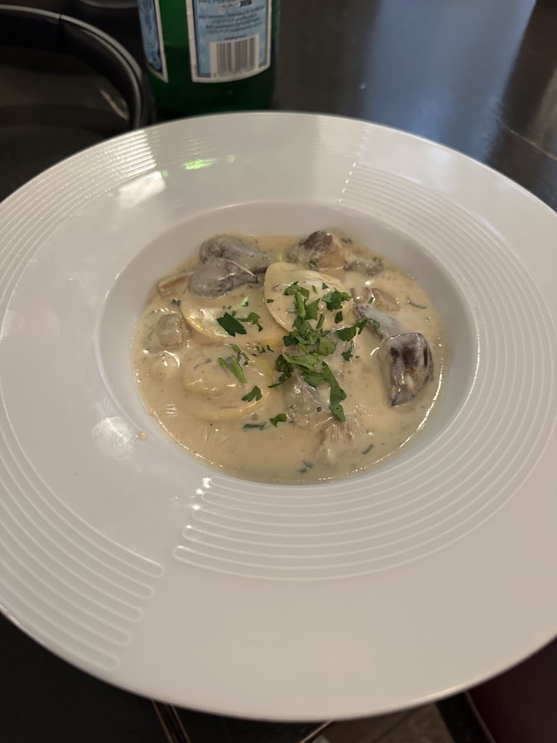 Des ravioli servis dans une sauce crémeuse aux champignons
