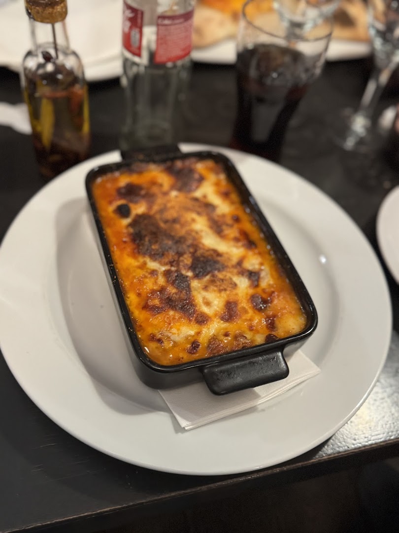Une part de lasagnes dans un plat noir